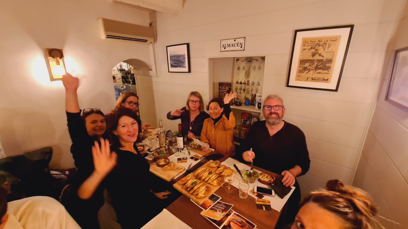 La petite Adèle regarde avec envie les pré-professionnelles danser et rêve déjà de devenir grande.