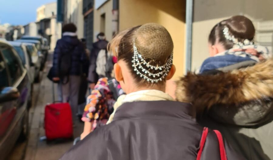 La petite Adèle regarde avec envie les pré-professionnelles danser et rêve déjà de devenir grande.