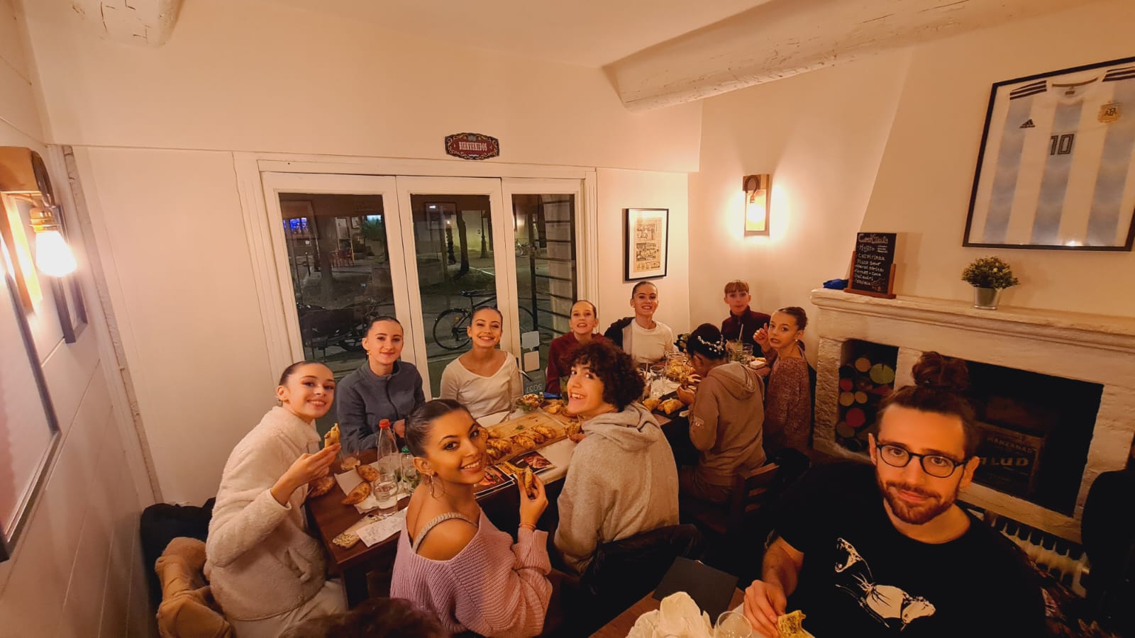 La petite Adèle regarde avec envie les pré-professionnelles danser et rêve déjà de devenir grande.