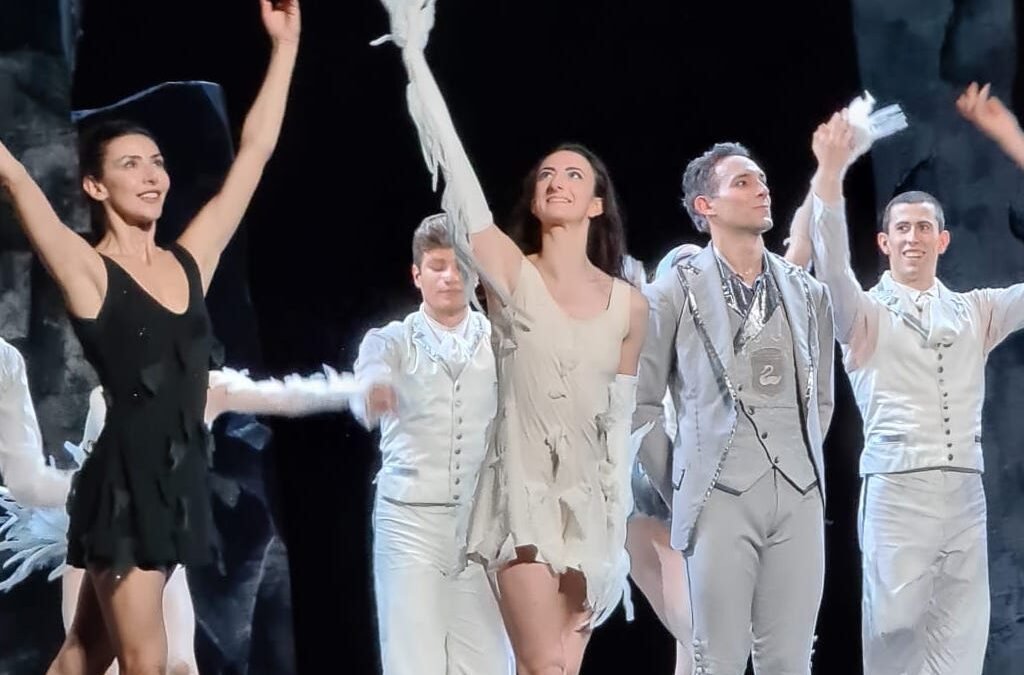Reportage sur « Le Lac » de Jean-Christophe Maillot au théâtre « La Fenice » de Venise. Notre Lou dans le rôle principal… Un Grand moment de Bonheur. Elle fut aussi Sublime que Venise…